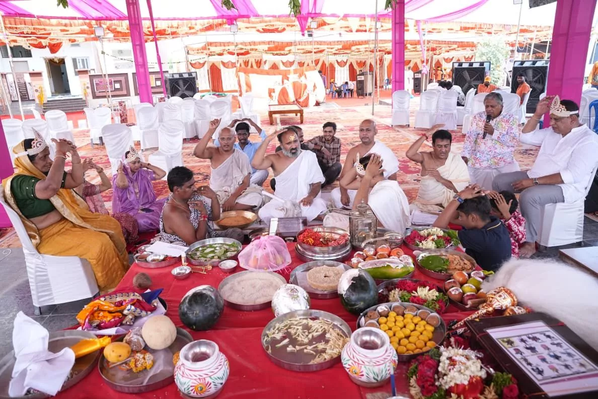 कुलपाक जैन मंदिर में मंगल वरघोड़ा के दौरान श्रद्धालु