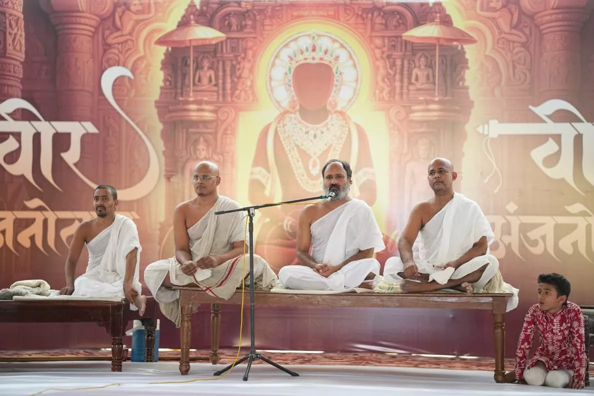 कुलपाक जैन मंदिर में मंगल वरघोड़ा के दौरान श्रद्धालु