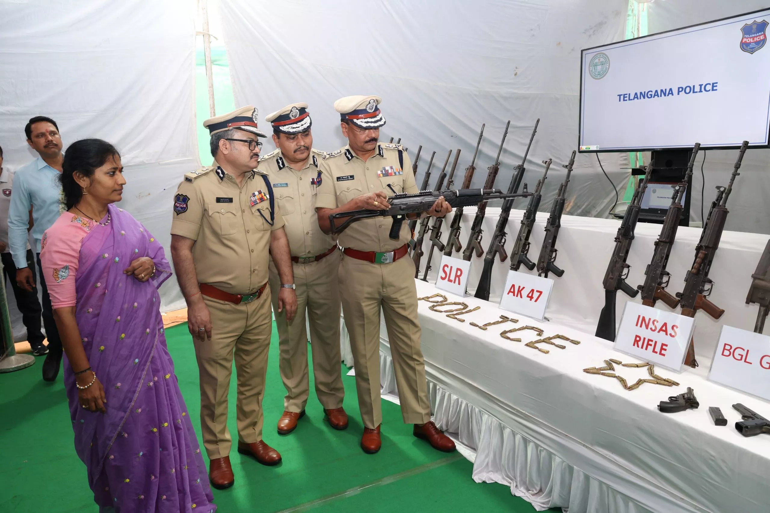 तेलंगाना में माओवादियों के आत्मसमर्पण का दृश्य