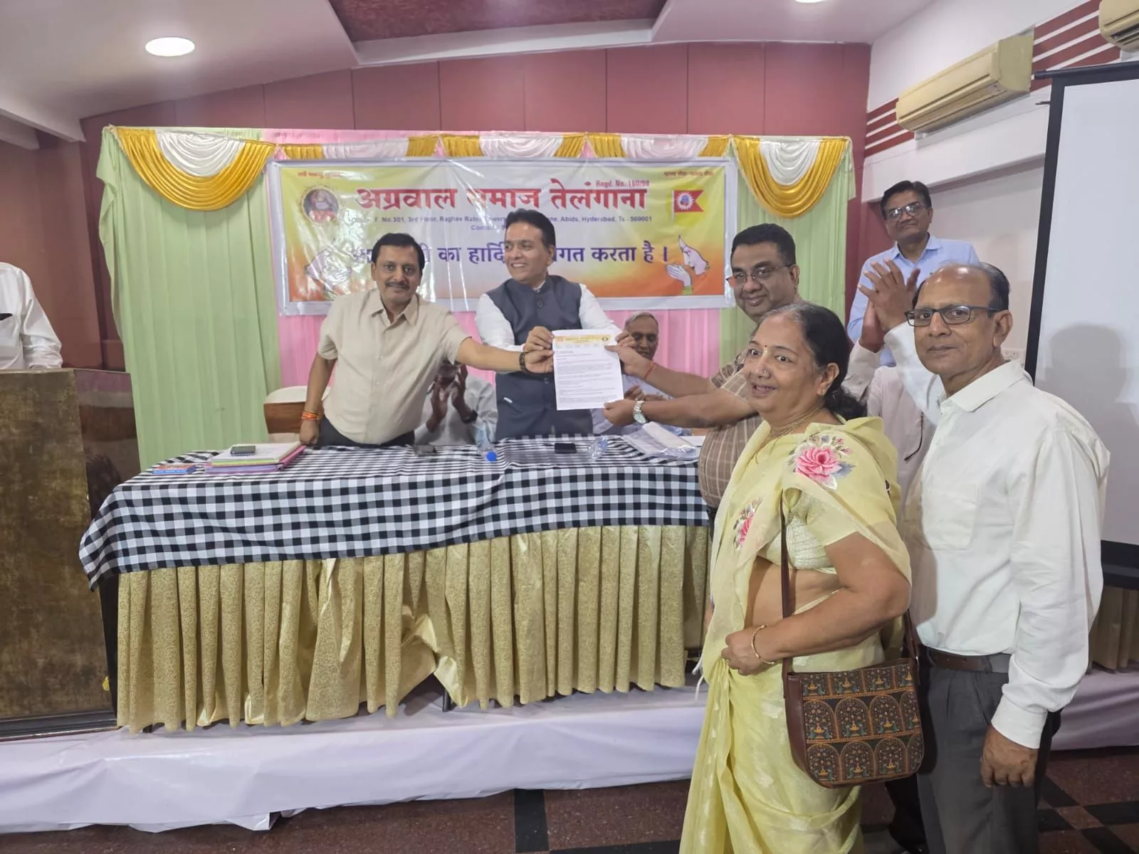 अग्रवाल समाज के पदाधिकारी बैठक में मौजूद