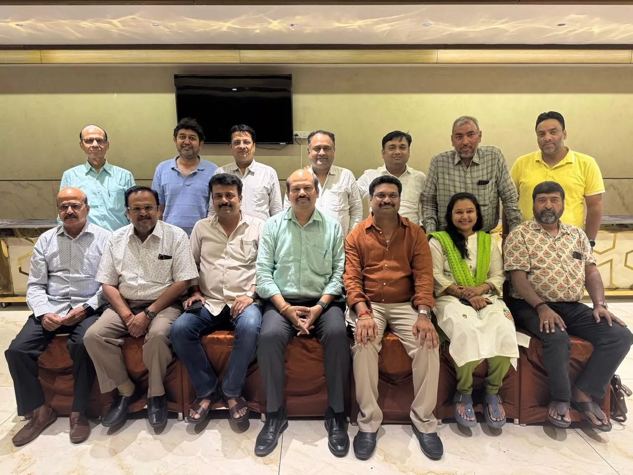 अग्रवाल समाज की बैठक में शामिल सदस्य