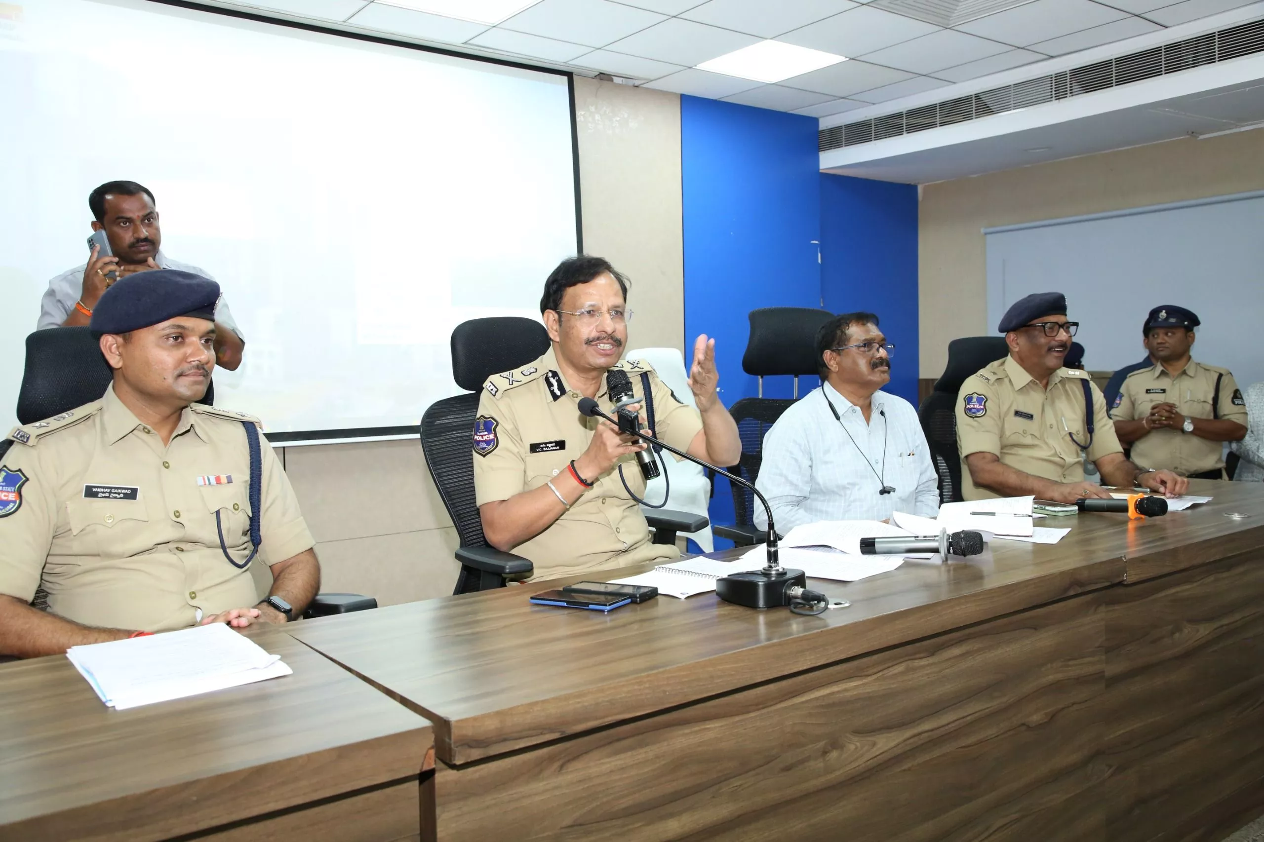 मिलावट के खिलाफ सख्ती पर बोलते पुलिस आयुक्त