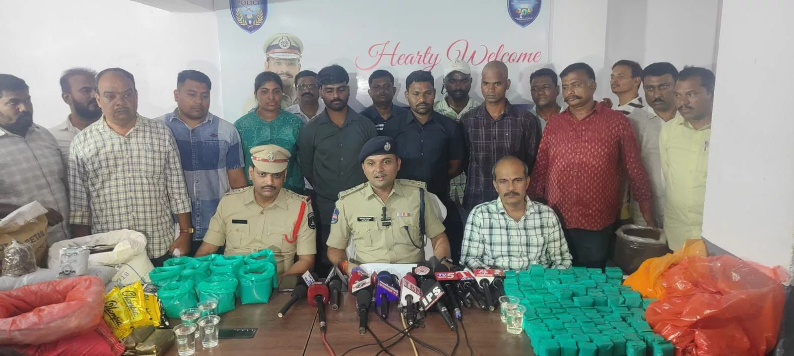 मिलावटी चायपत्ती जब्त करते पुलिस अधिकारी