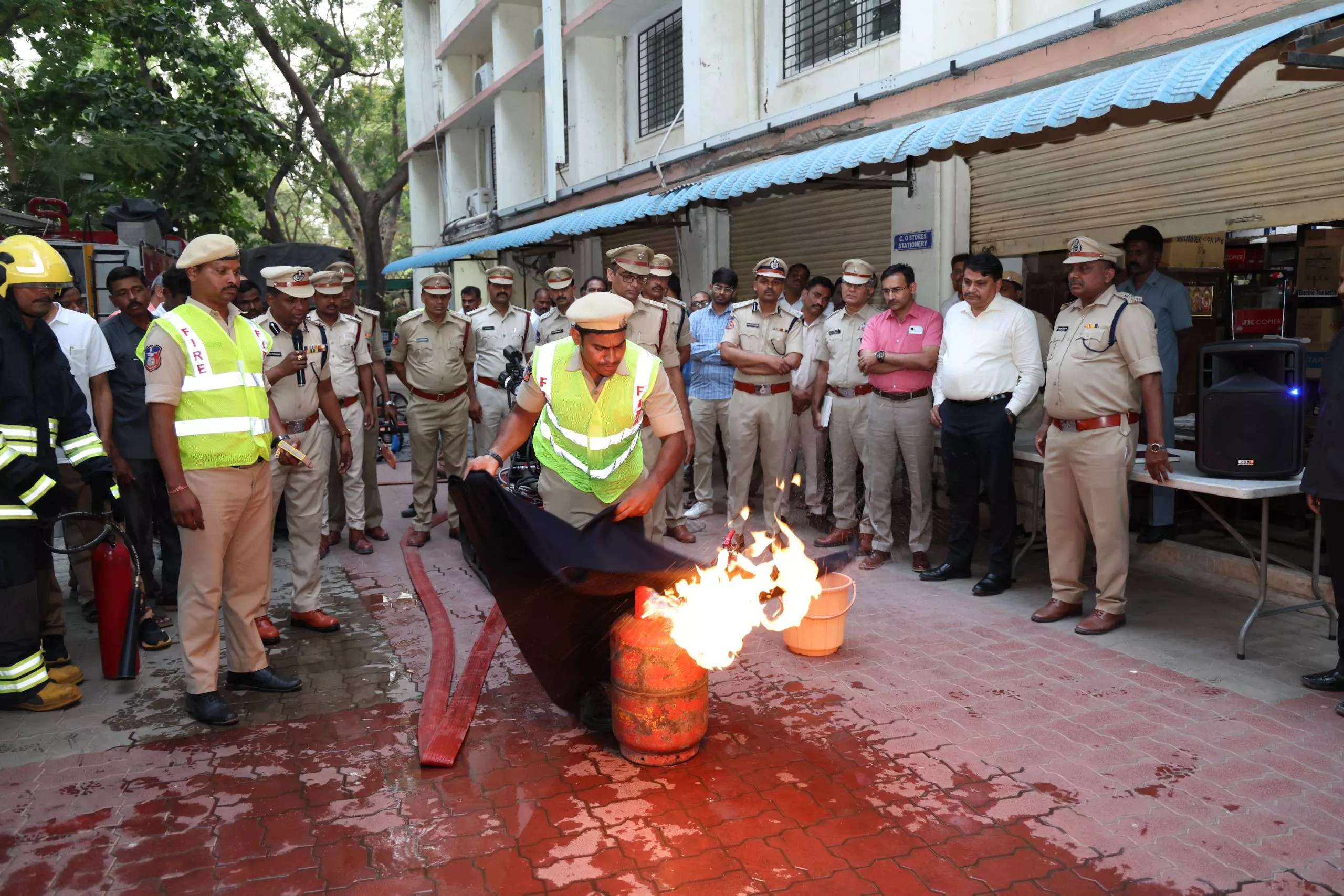 पुलिस मुख्यालय में फायर सुरक्षा प्रशिक्षण का प्रदर्शन