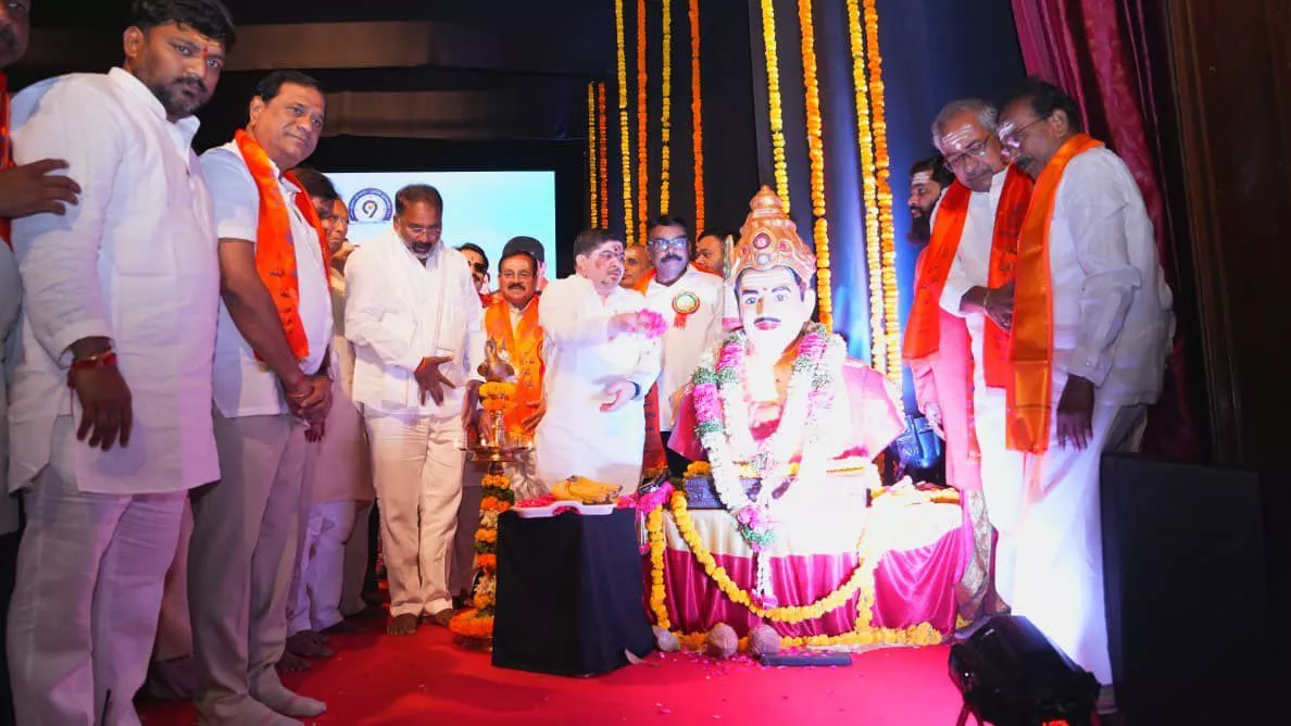 बसवेश्वर जयंती समारोह में मंत्री श्रद्धांजलि देते हुए