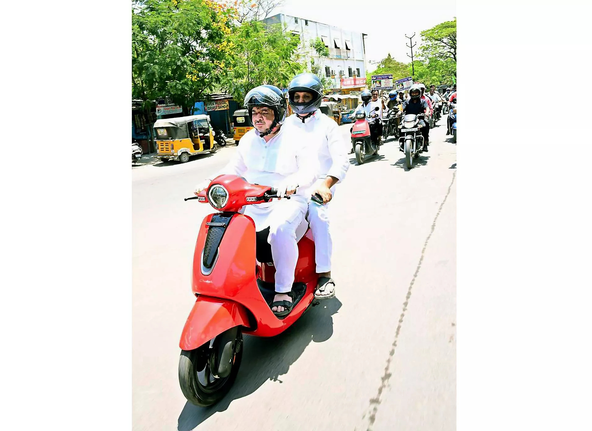 मंत्री हेलमेट पहनकर सड़क सुरक्षा का संदेश देते हुए