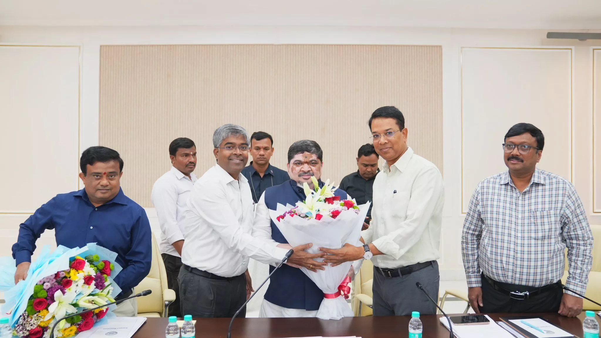 परिवहन मंत्री पोन्नम प्रभाकर समीक्षा बैठक में