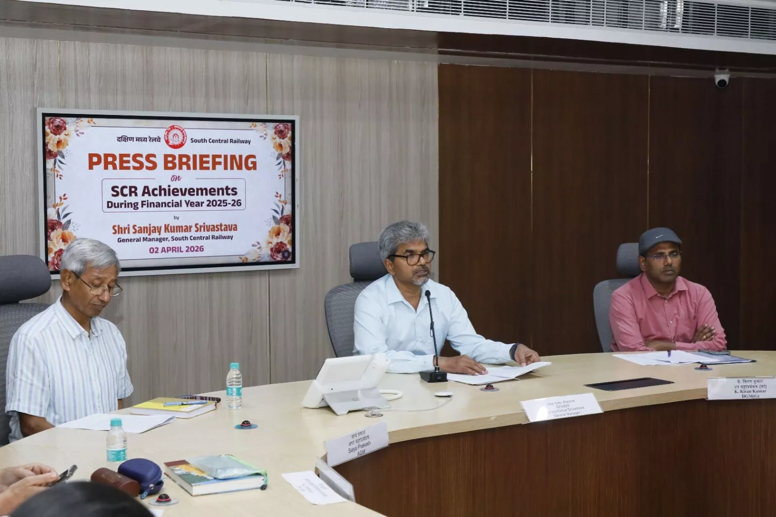 रेलवे प्रदर्शन पर प्रेस वार्ता करते महाप्रबंधक