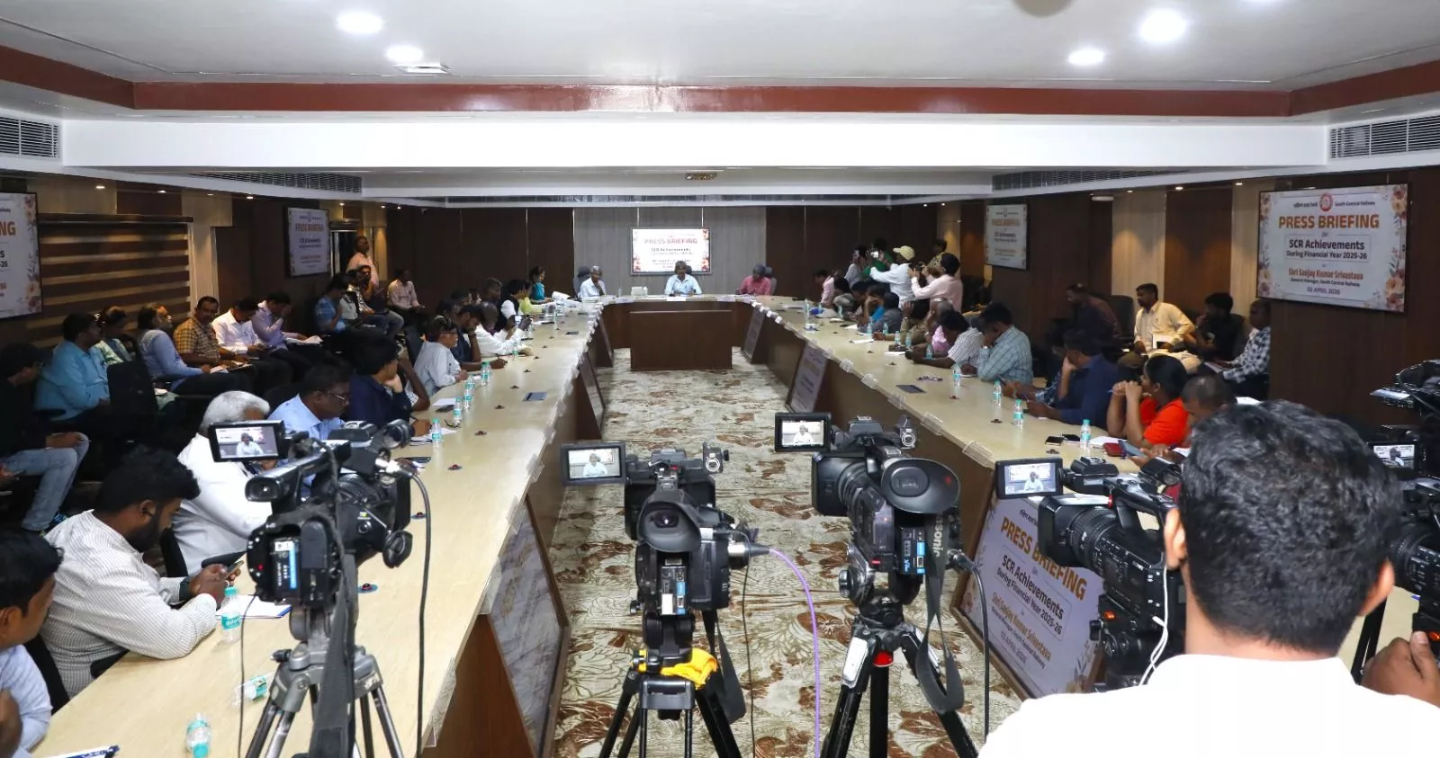 रेलवे उपलब्धियों पर जानकारी देते महाप्रबंधक