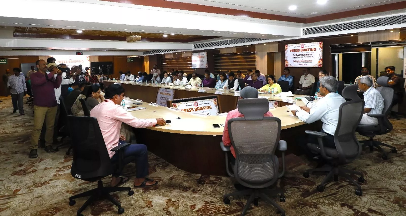 रेलवे उपलब्धियों पर जानकारी देते महाप्रबंधक