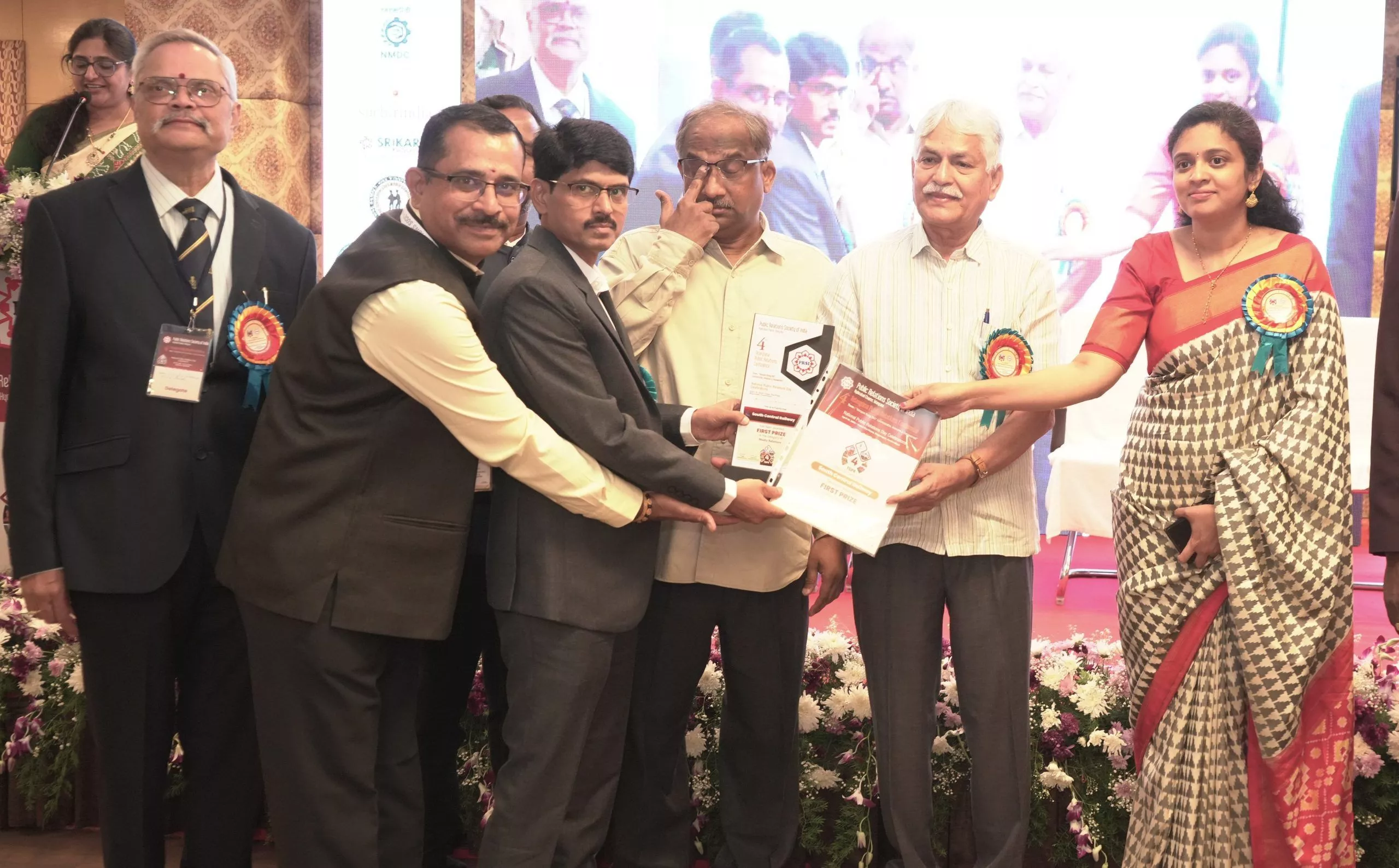 दक्षिण मध्य रेलवे को जनसंपर्क पुरस्कार प्रदान