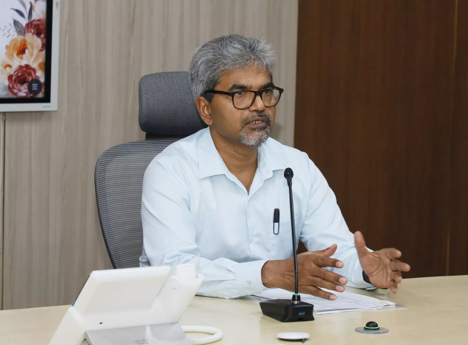 रेलवे उपलब्धियों पर जानकारी देते महाप्रबंधक