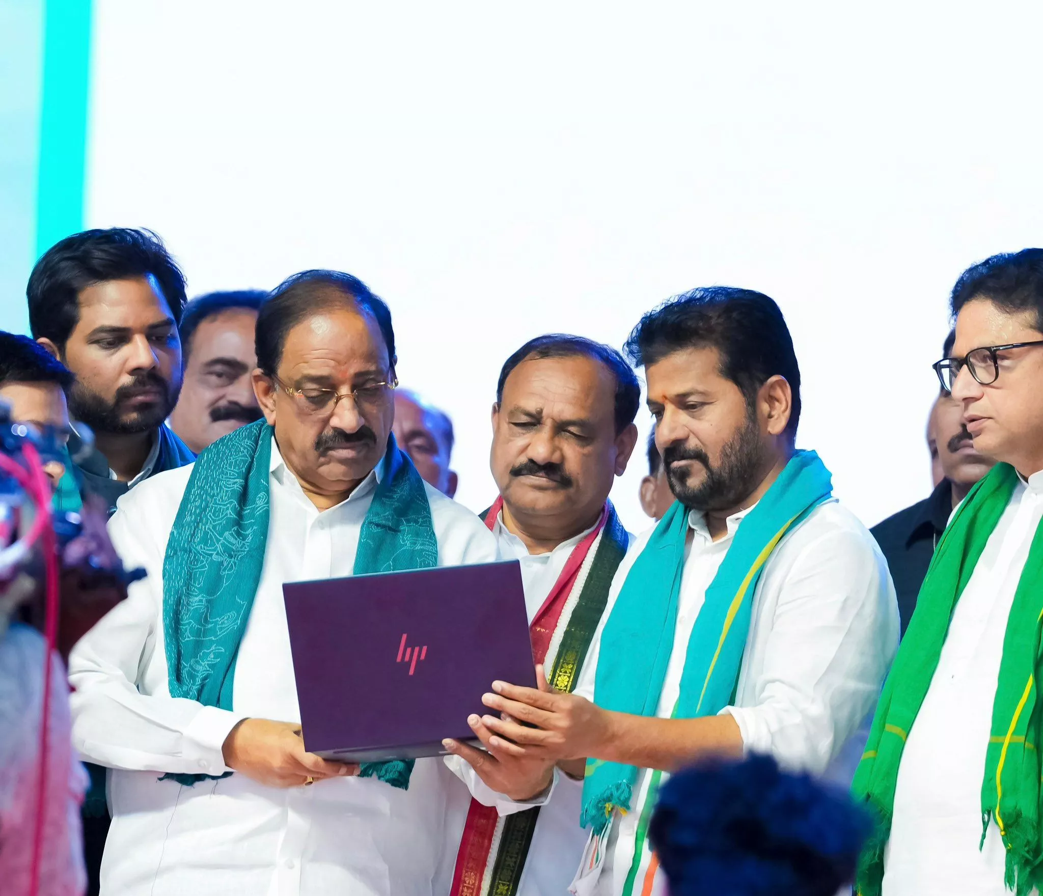 जनसभा में केसीआर पर हमला करते रेवंत रेड्डी