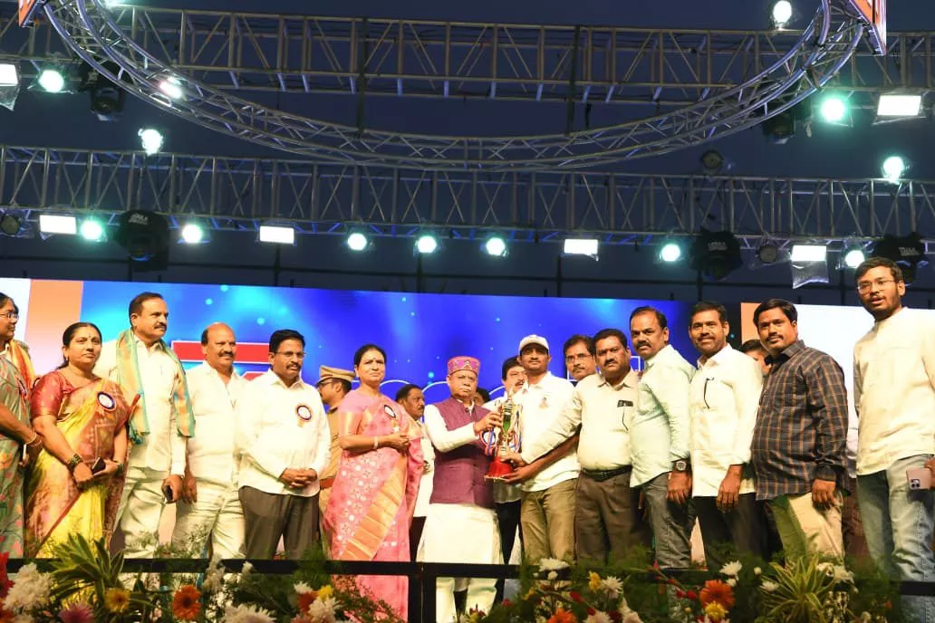 संसद खेल महोत्सव में खिलाड़ियों को सम्मानित करते राज्यपाल