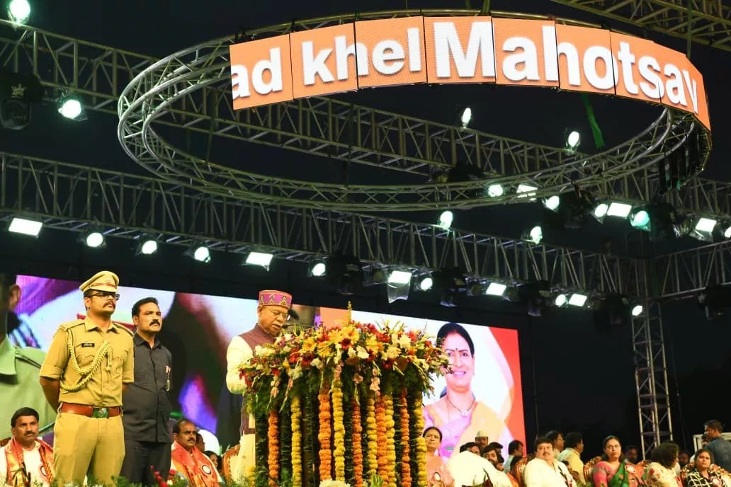 राज्यपाल खेल महोत्सव में विजेताओं को सम्मानित करते हुए