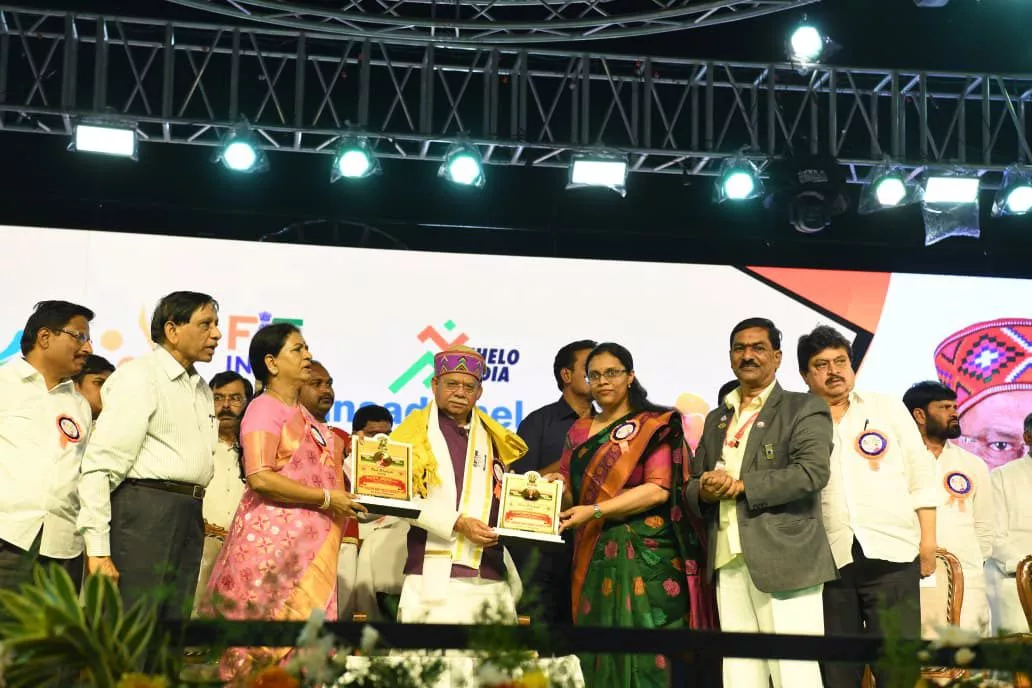 राज्यपाल खेल महोत्सव में विजेताओं को सम्मानित करते हुए