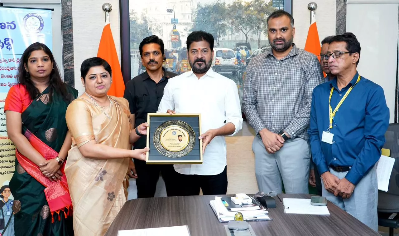 जनगणना के अंतर्गत सेल्फ-इन्यूमरेशन कार्यक्रम में जानकारी दर्ज कराते मुख्यमंत्री रेवंत रेड्डी।  
