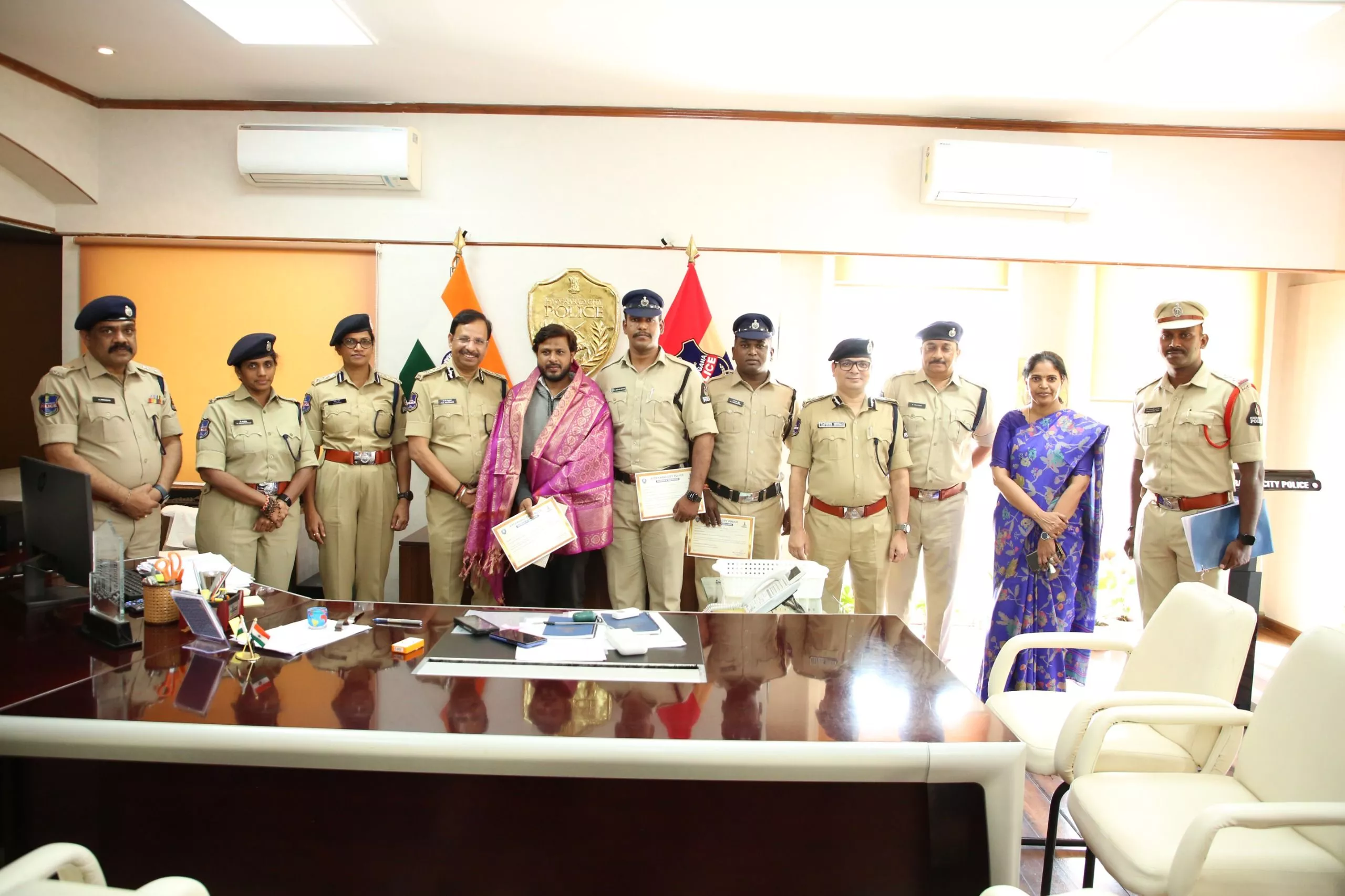 हैदराबाद में बालिका को बचाने वाले नागरिक का सम्मान