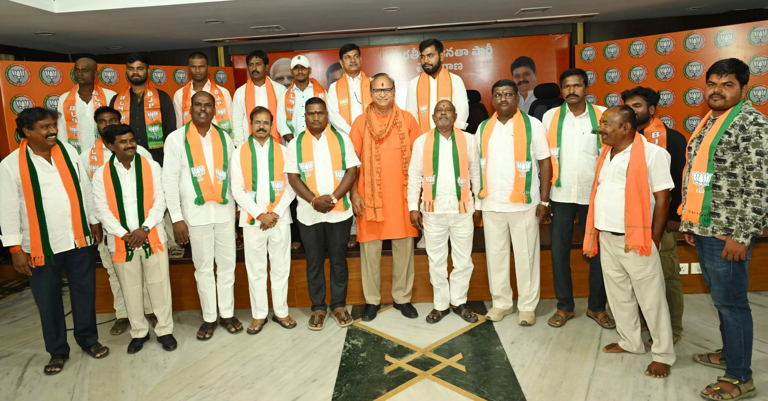 शांति कुमार भाजपा में शामिल कार्यकर्ताओं के साथ सभा में