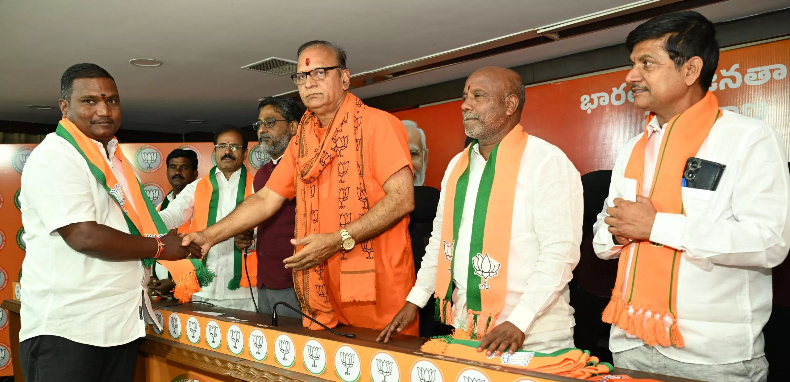 भाजपा उपाध्यक्ष शांति कुमार सभा में कार्यकर्ताओं को संबोधित करते हुए