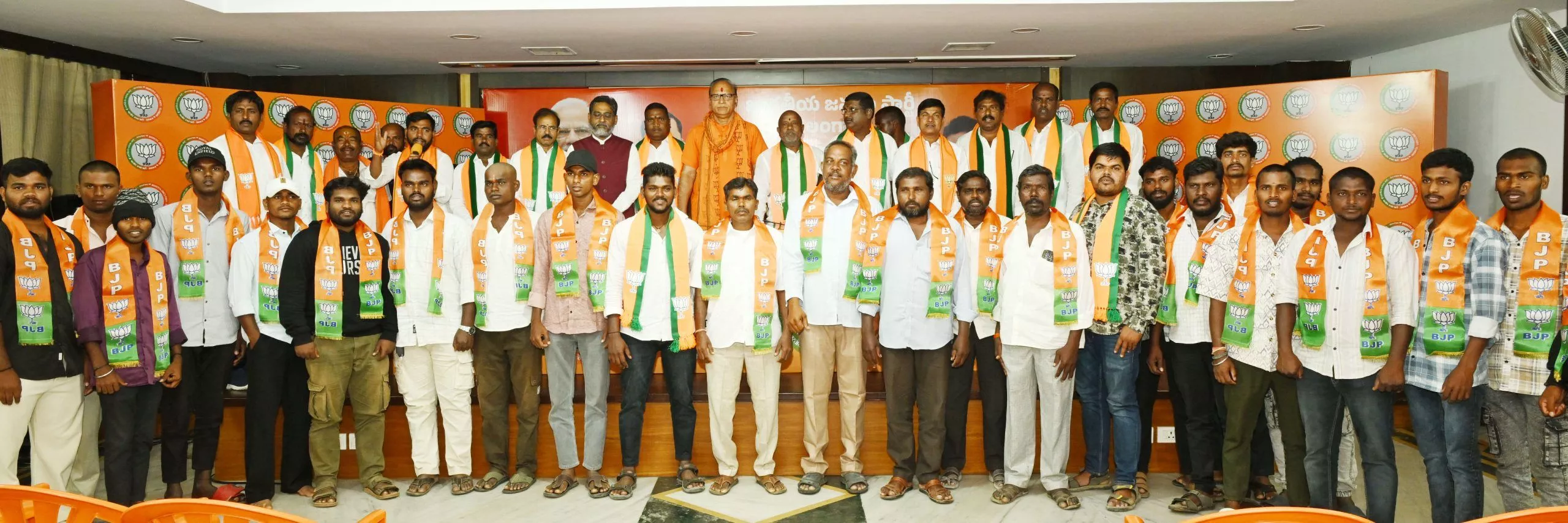 शांति कुमार भाजपा में शामिल कार्यकर्ताओं के साथ सभा में