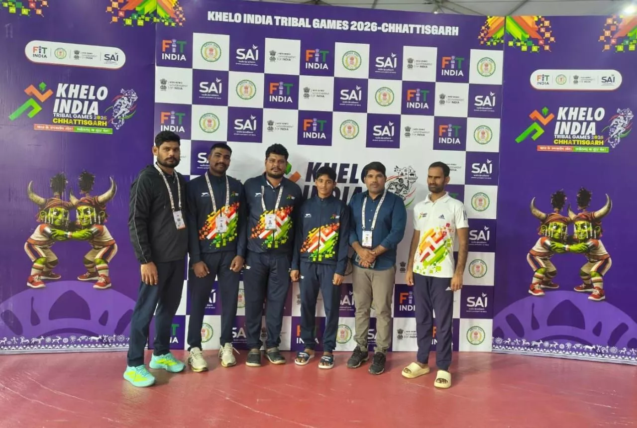 नागलक्ष्मी कुश्ती फाइनल में स्वर्ण पदक लेते हुए