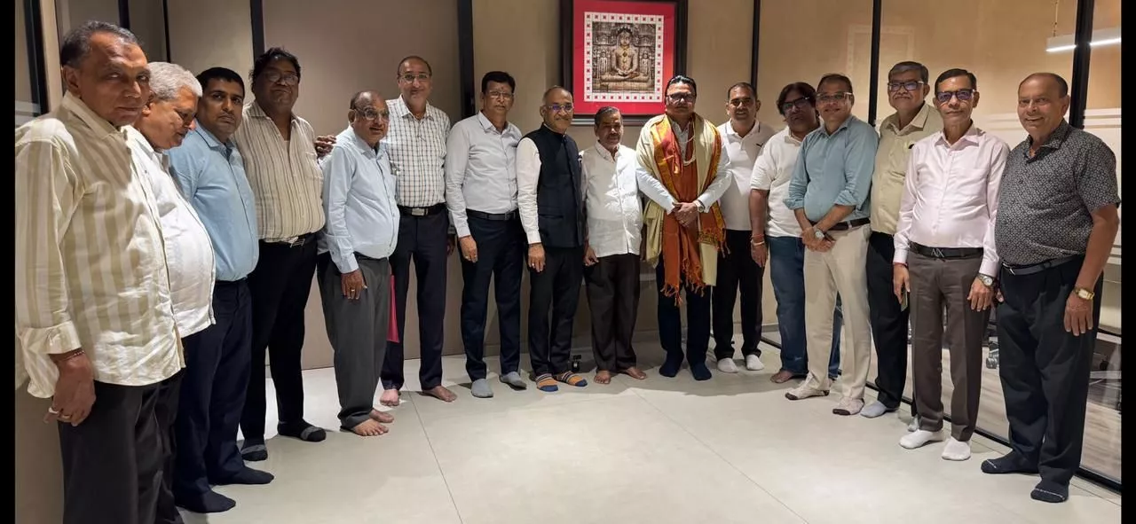 चातुर्मास बैठक में शामिल जैन समाज के सदस्य