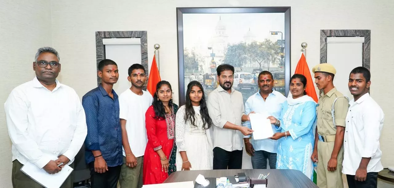 सीएम रेवंत रेड्डी शिवा के परिवार को मदद देते हुए