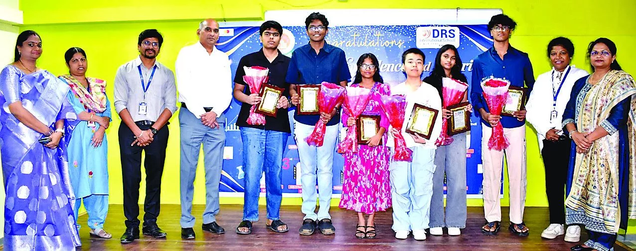 डीआरएस स्कूल में सीबीएसई 10वीं टॉपर्स सम्मान समारोह