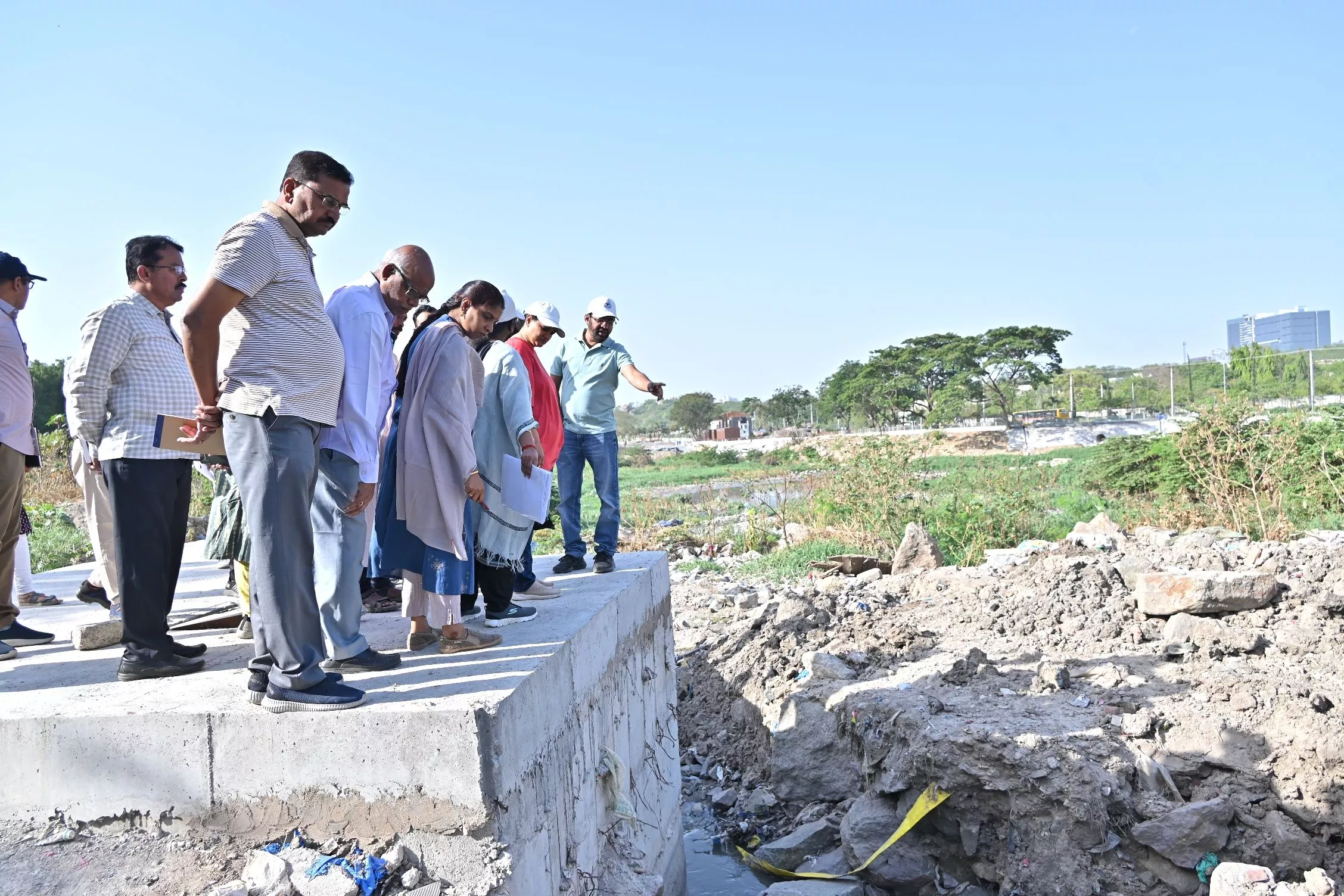 साइबराबाद म्युनिसिपल अधिकारियों ने सीवरेज ट्रंक मेन का निरीक्षण किया