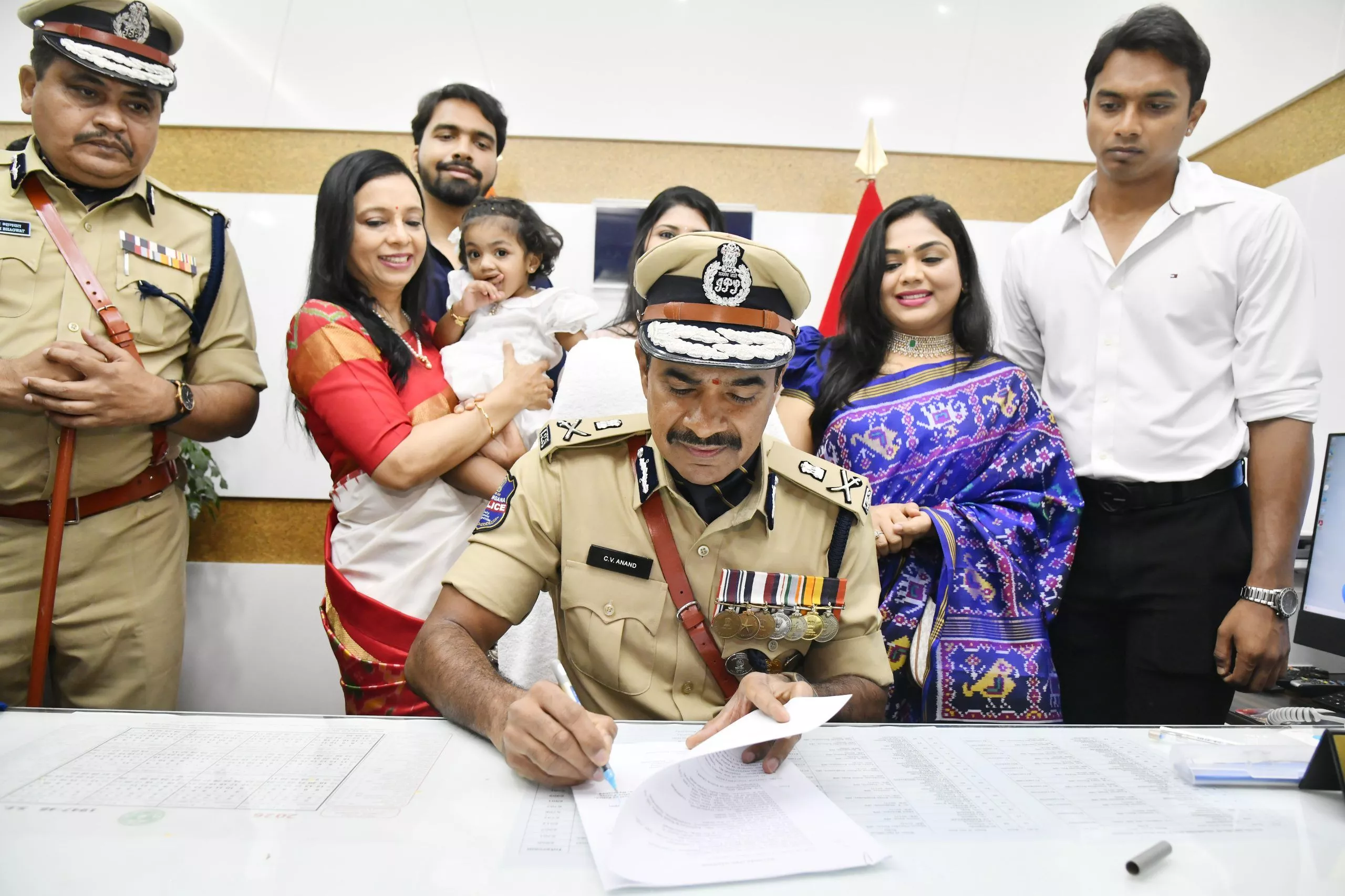 डीजीपी सी.वी. आनंद प्रेस कॉन्फ्रेंस में बोलते हुए