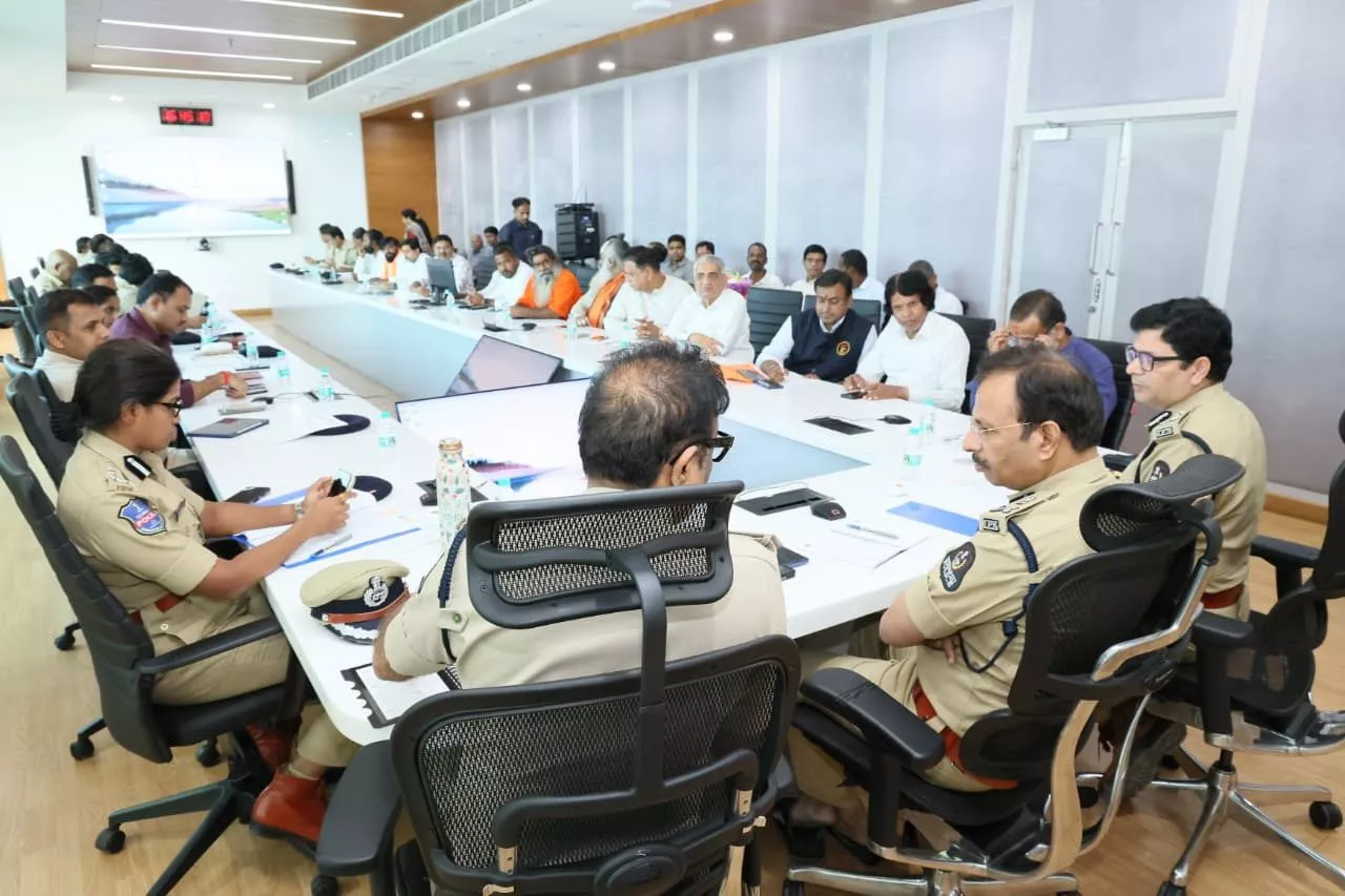 पुलिस और गौरक्षकों की बैठक का दृश्य