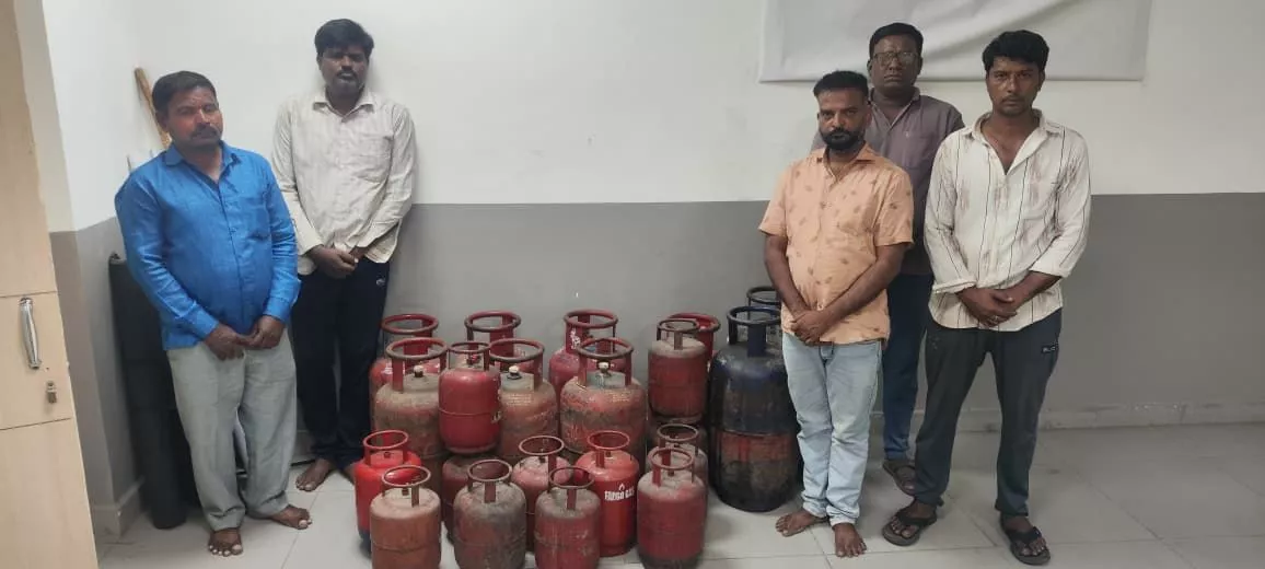 पुलिस द्वारा जब्त किए गए गैस सिलेंडर