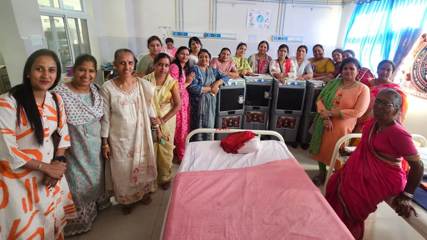 सेवा संस्था ने अस्पताल में कूलर दान किए
