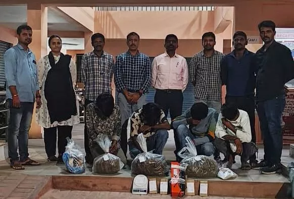 कुकटपल्ली में गांजा जब्त करती आबकारी पुलिस