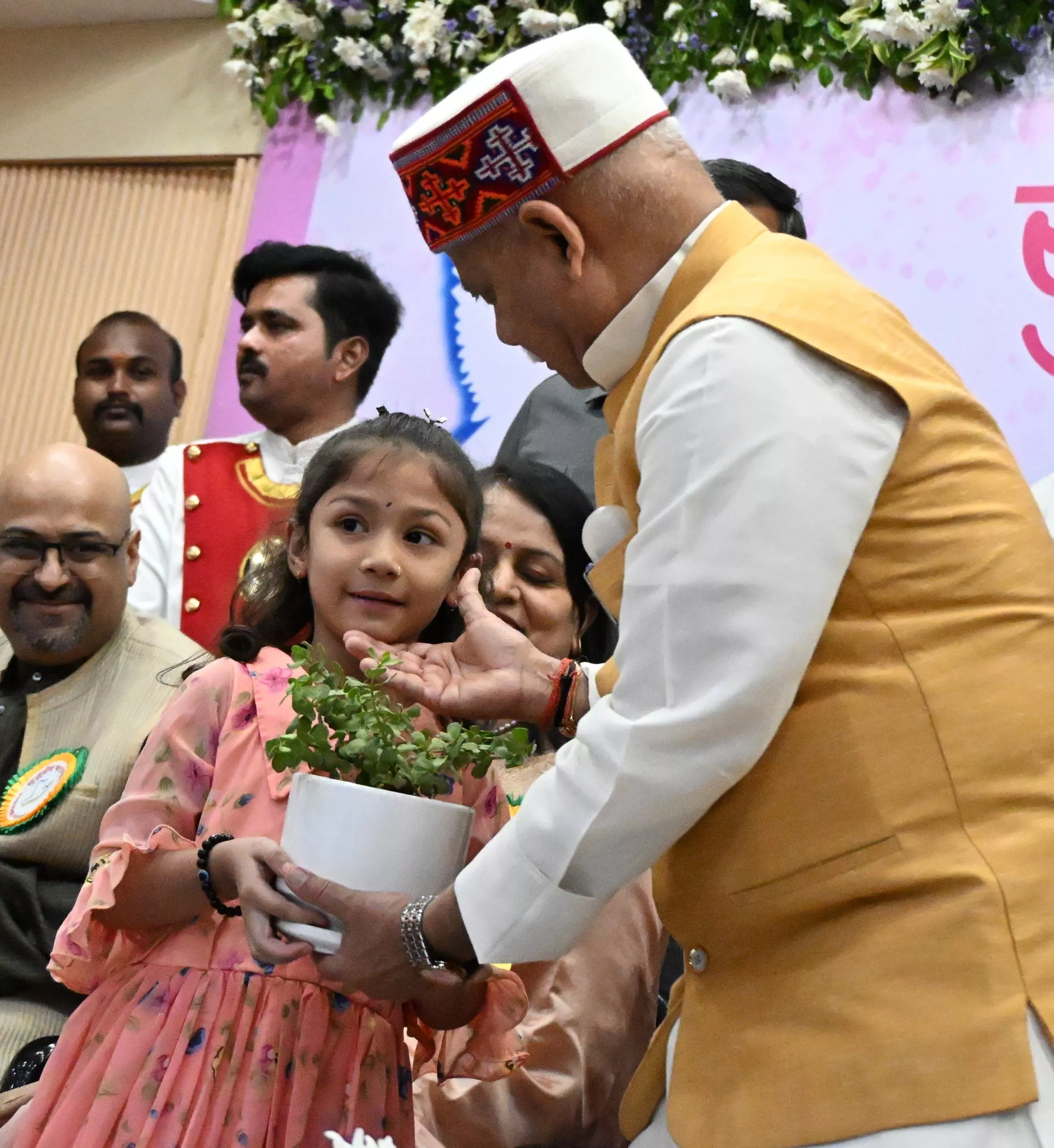 हैदराबाद में युद्धवीर स्मारक अवार्ड 2026 में डॉ. गायत्री पालाट को सम्मानित किया गया, समाजसेवा और पैलिएटिव केयर पर जोर।