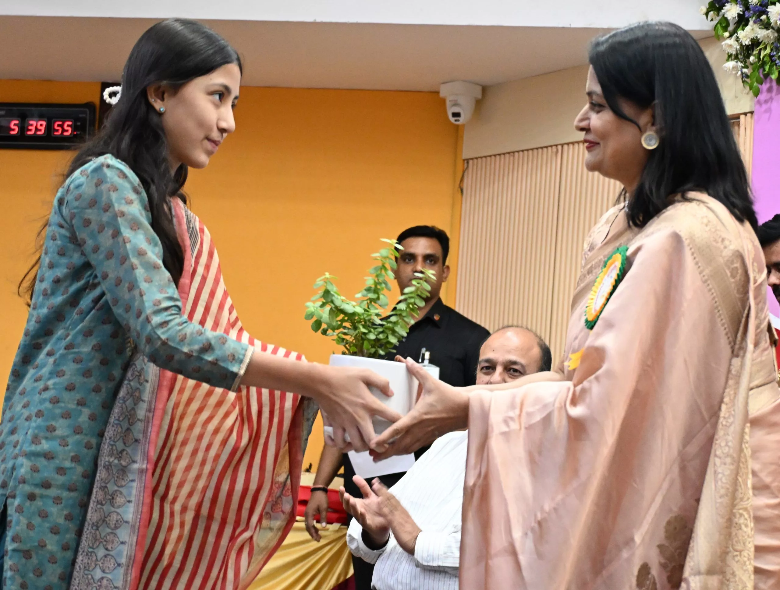 हैदराबाद में युद्धवीर स्मारक अवार्ड 2026 में डॉ. गायत्री पालाट को सम्मानित किया गया, समाजसेवा और पैलिएटिव केयर पर जोर।