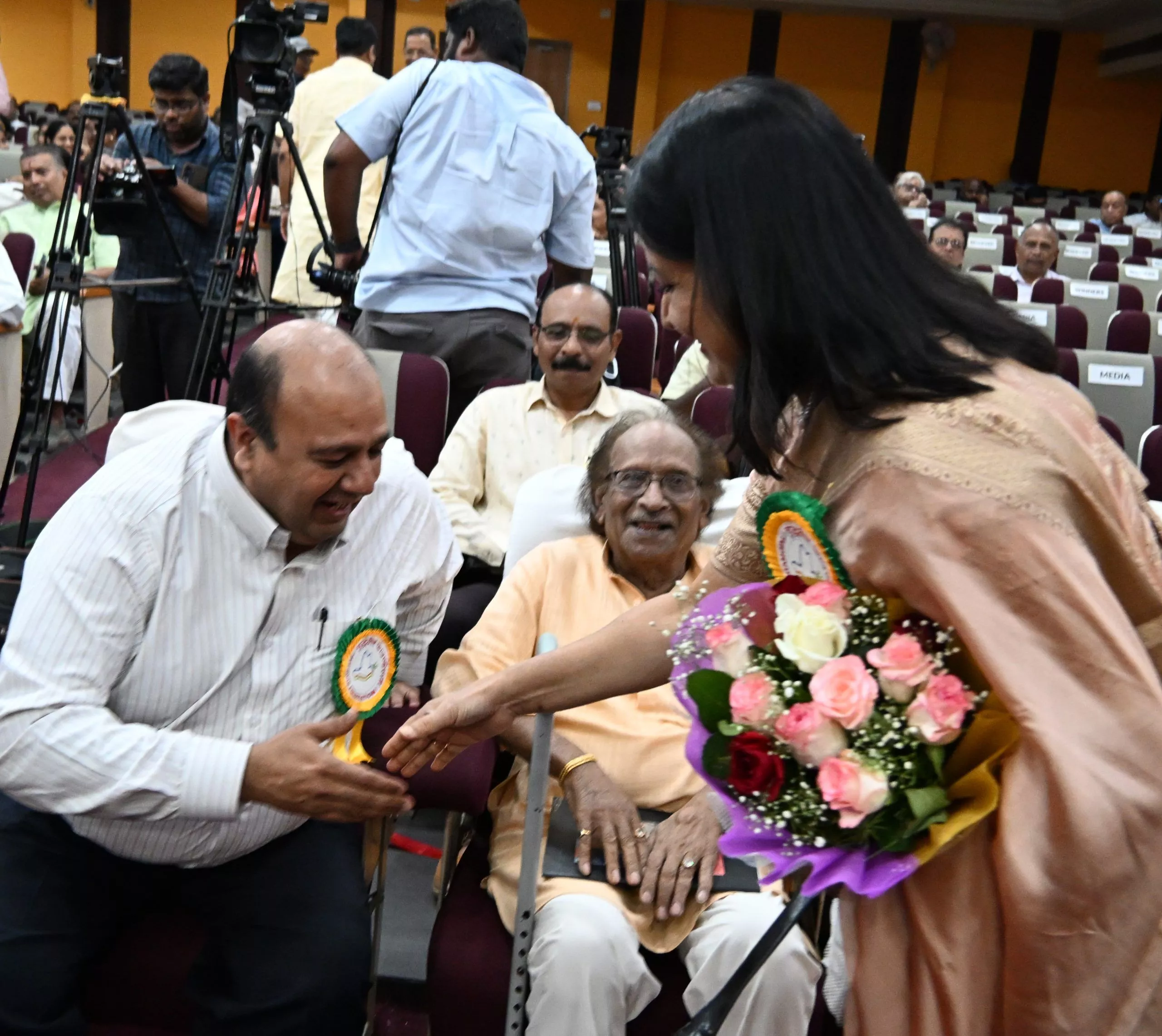 हैदराबाद में युद्धवीर स्मारक अवार्ड 2026 में डॉ. गायत्री पालाट को सम्मानित किया गया, समाजसेवा और पैलिएटिव केयर पर जोर।