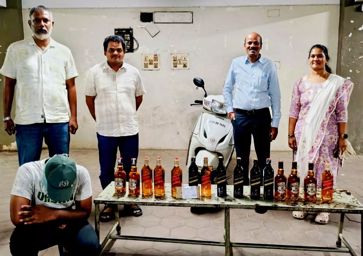 एसटीएफ द्वारा शराब तस्करी में गिरफ्तार छात्र