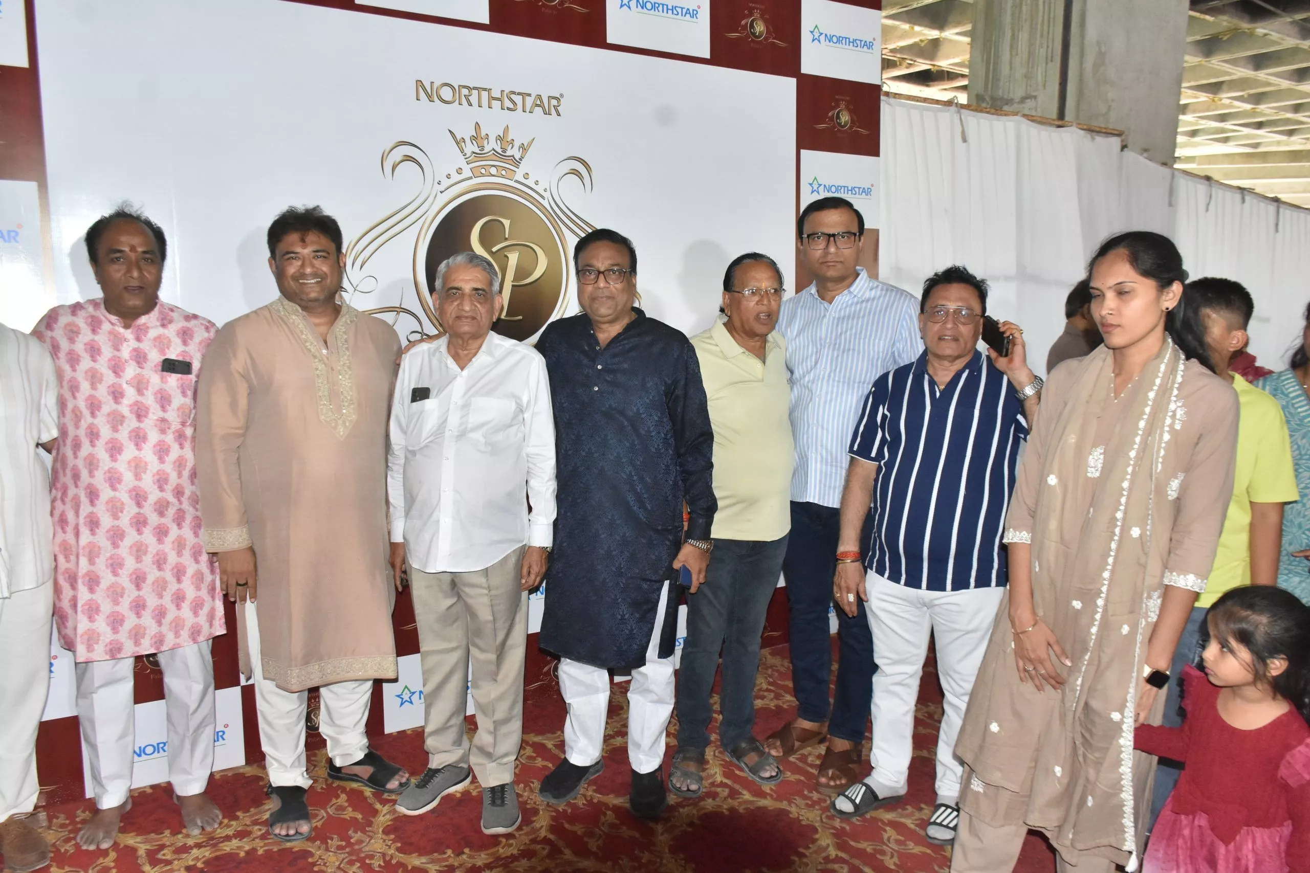 जैन मंदिर शिलान्यास समारोह में श्रद्धालु