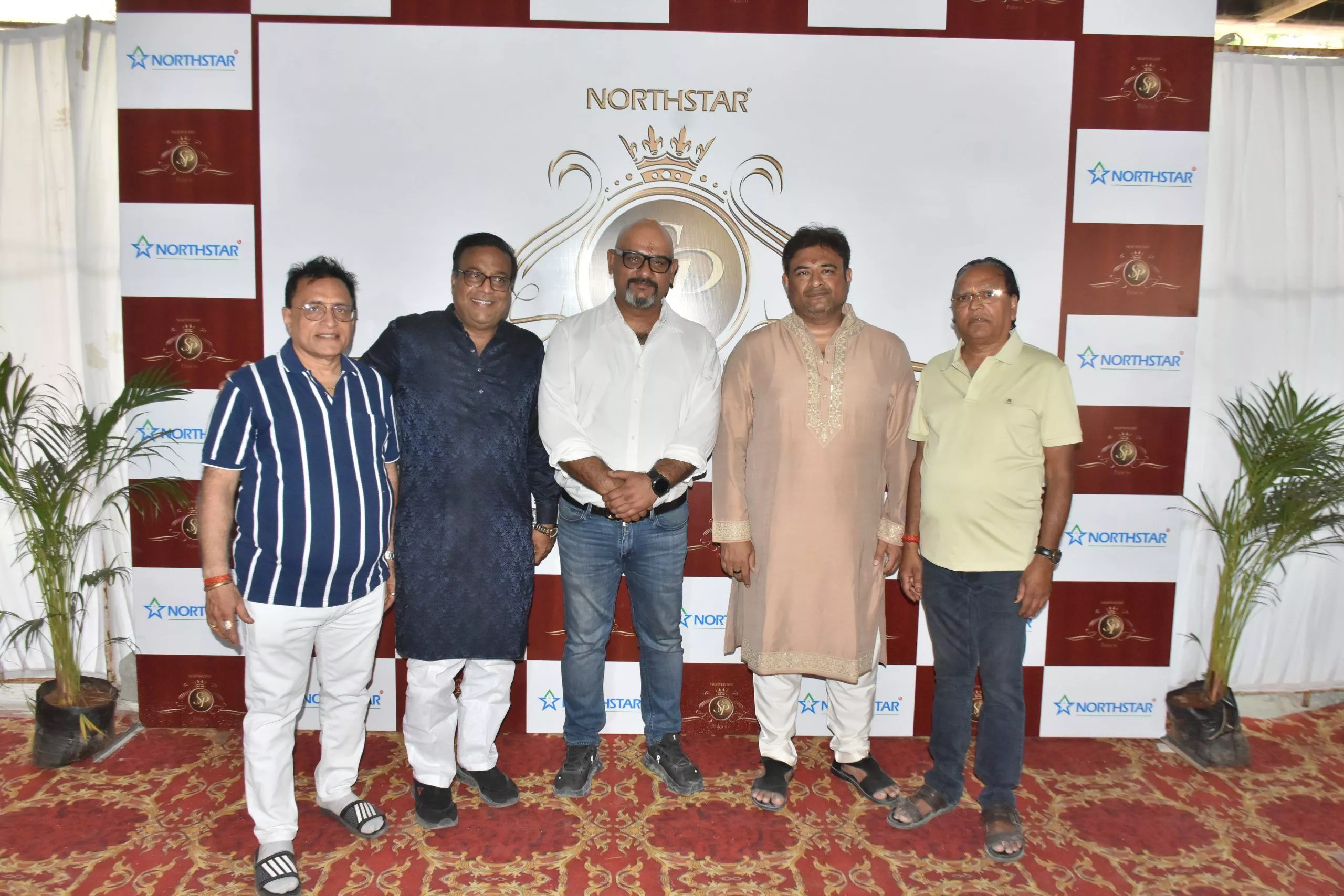 जैन मंदिर शिलान्यास समारोह में श्रद्धालु