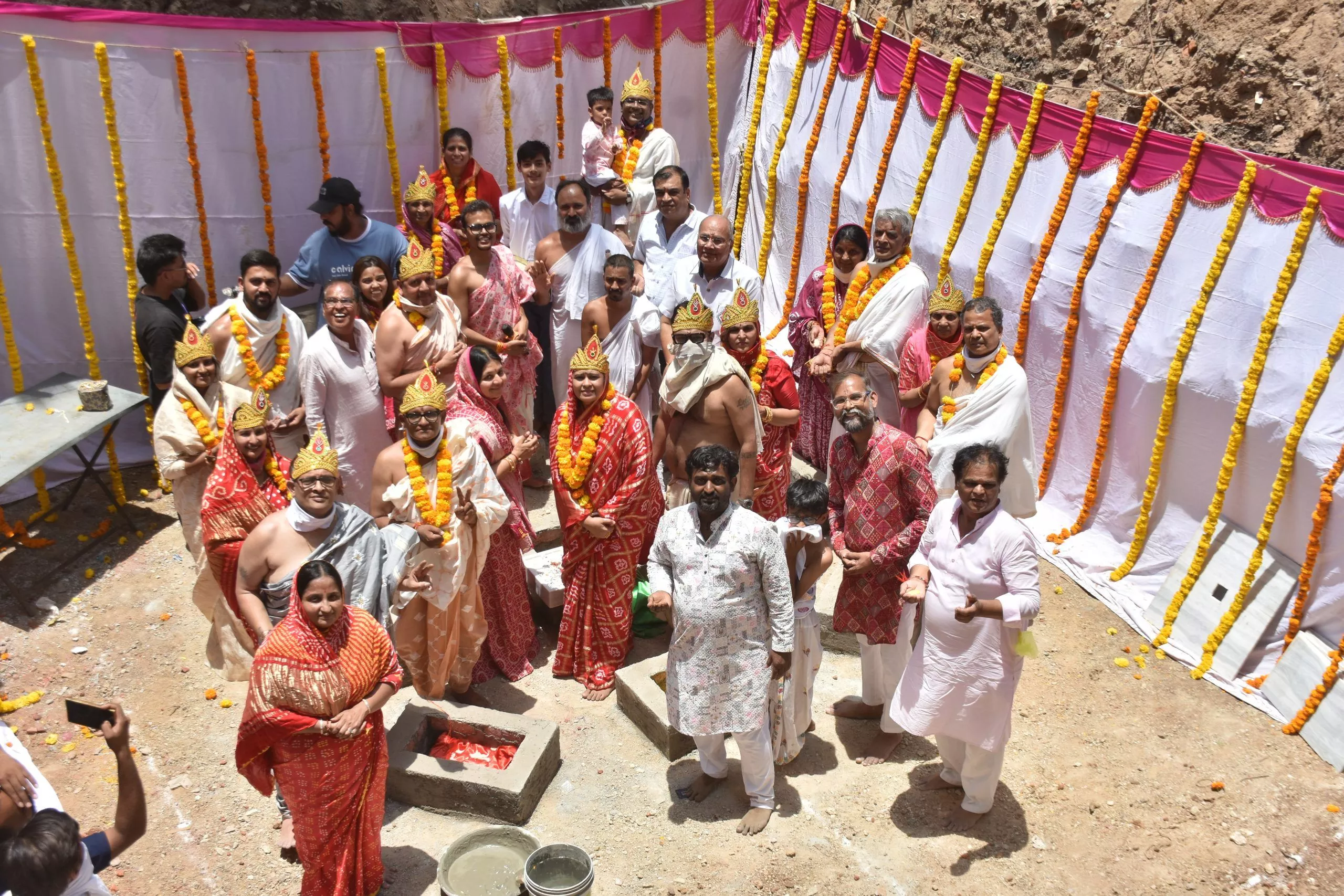 जैन मंदिर शिलान्यास समारोह में श्रद्धालु