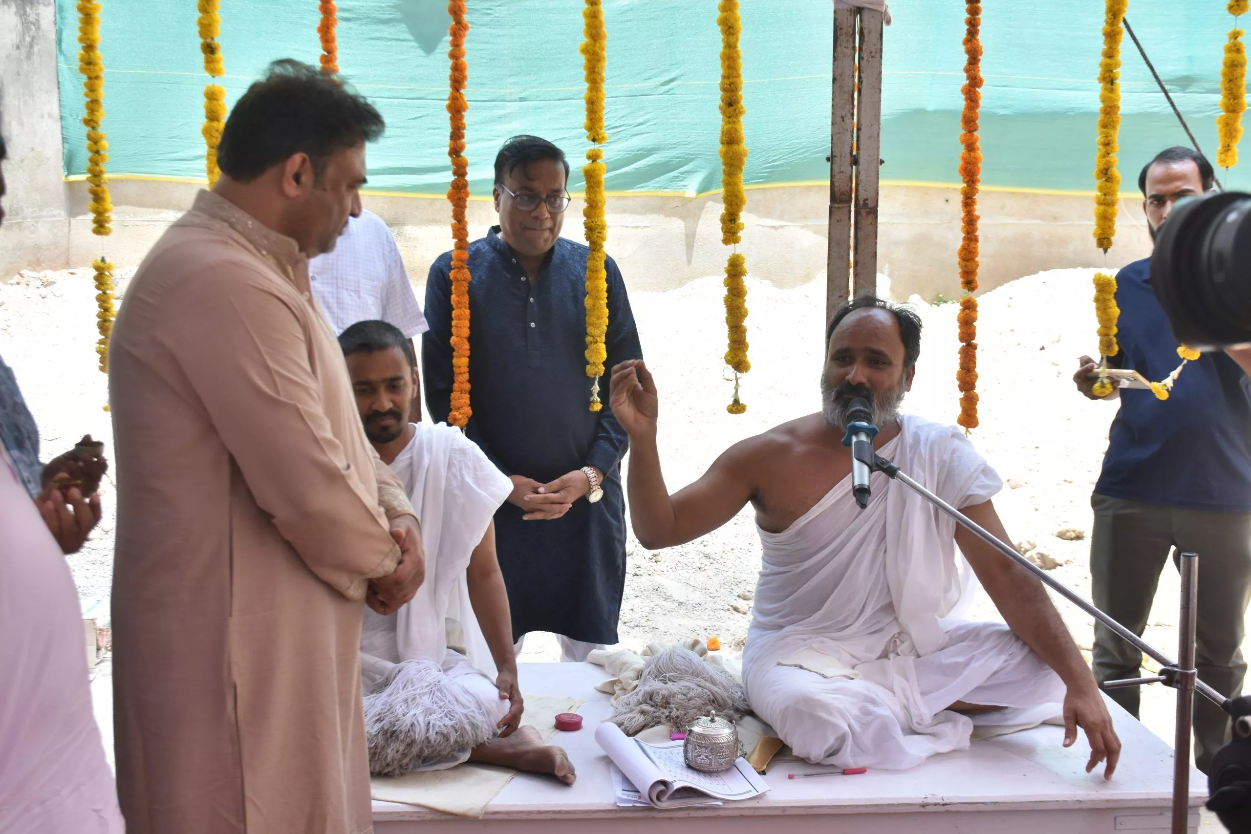 जैन मंदिर शिलान्यास समारोह में श्रद्धालु