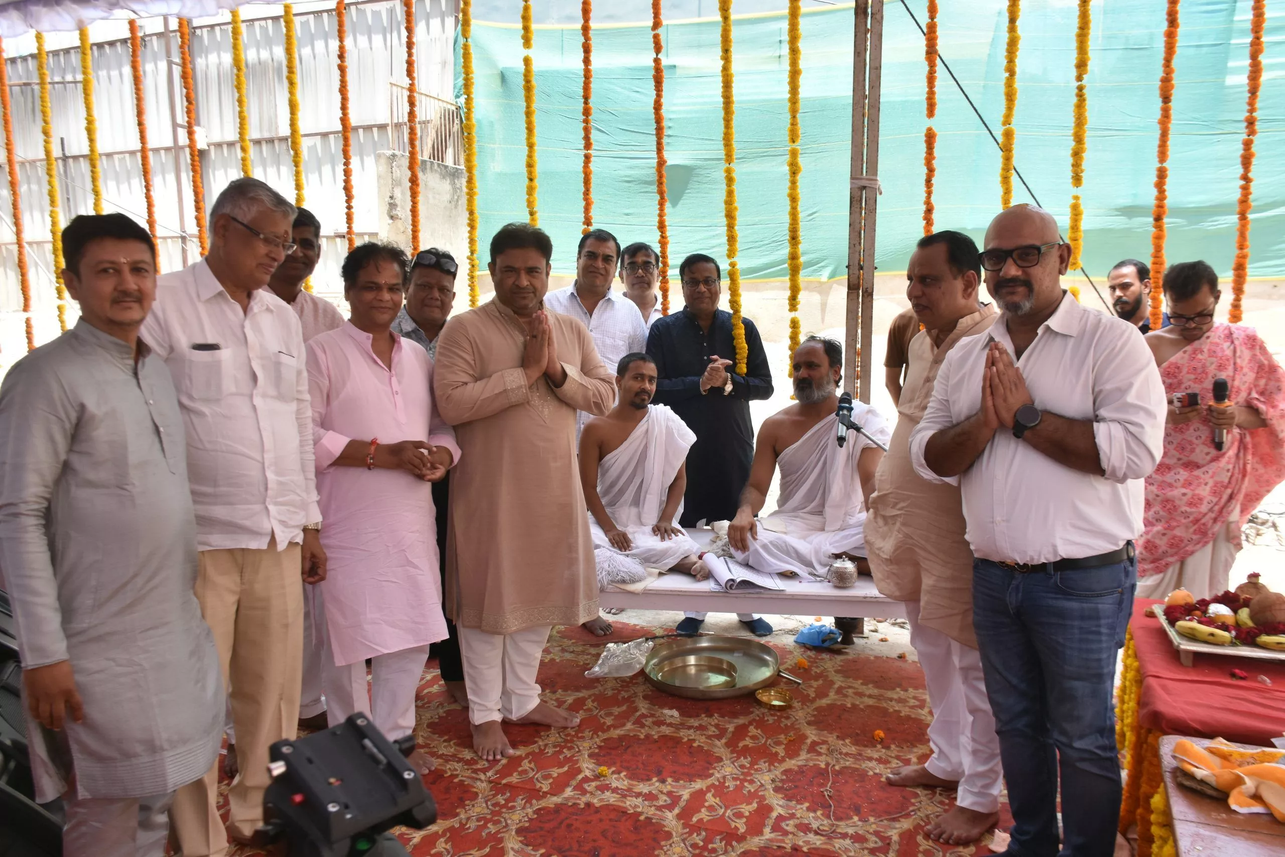 जैन मंदिर शिलान्यास समारोह में श्रद्धालु