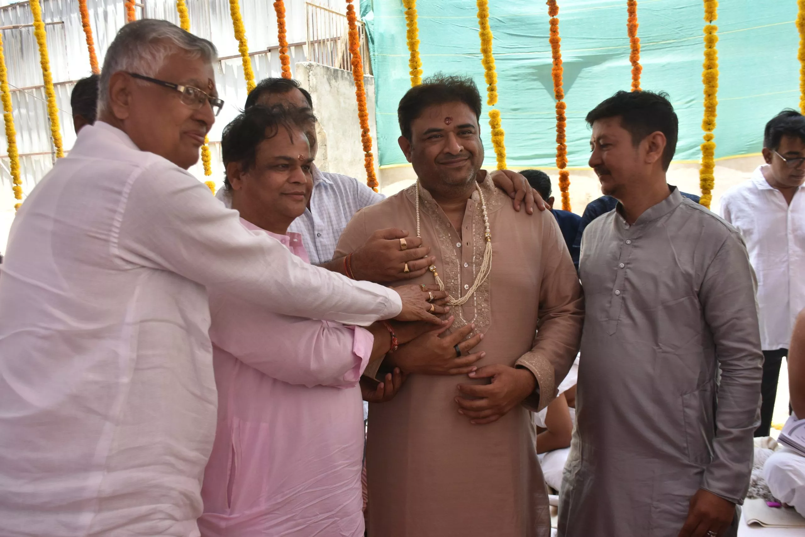 जैन मंदिर शिलान्यास समारोह में श्रद्धालु
