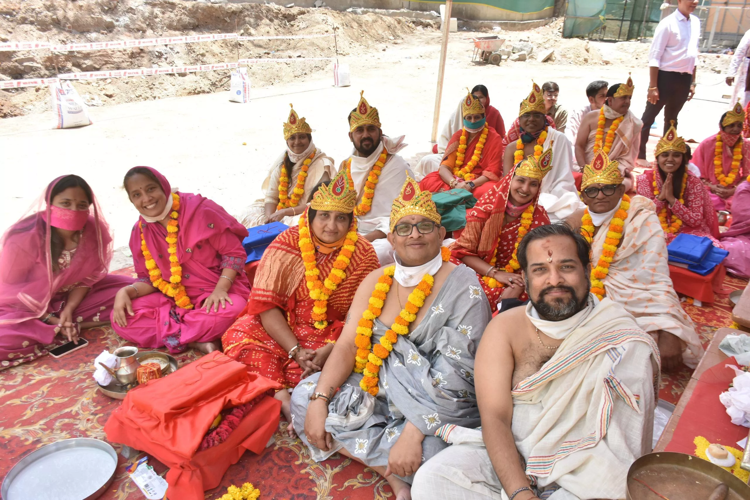 जैन मंदिर शिलान्यास समारोह में श्रद्धालु