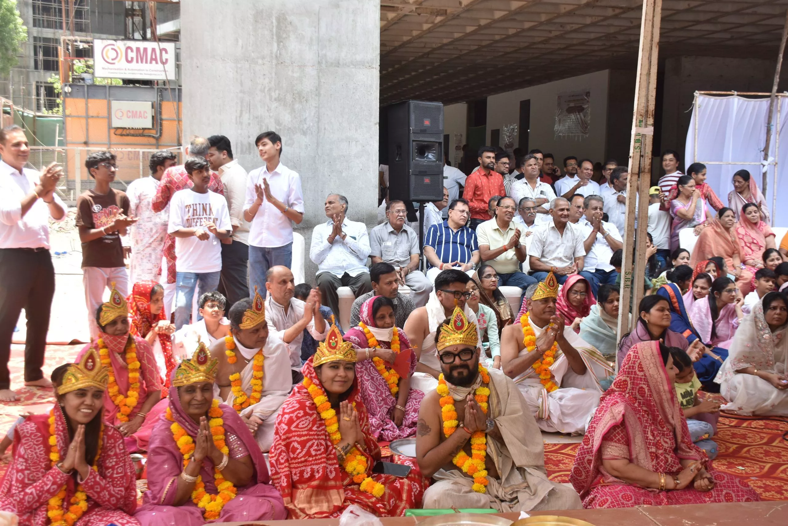 जैन मंदिर शिलान्यास समारोह में श्रद्धालु