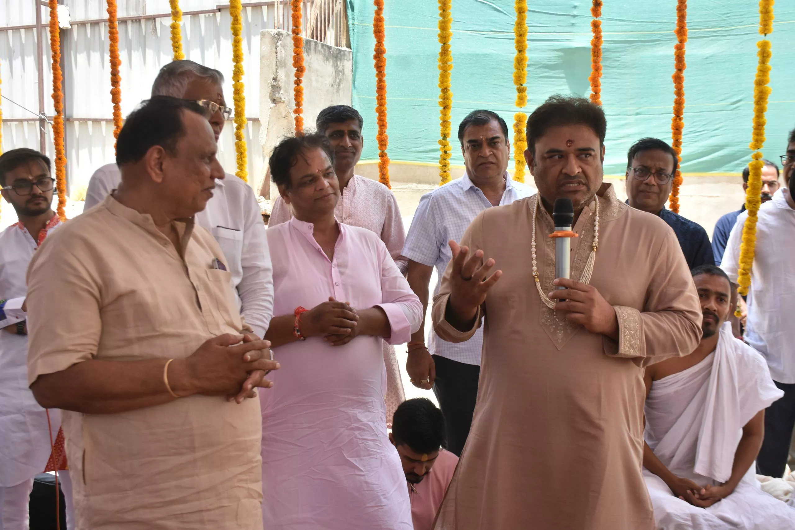 जैन मंदिर शिलान्यास समारोह में श्रद्धालु