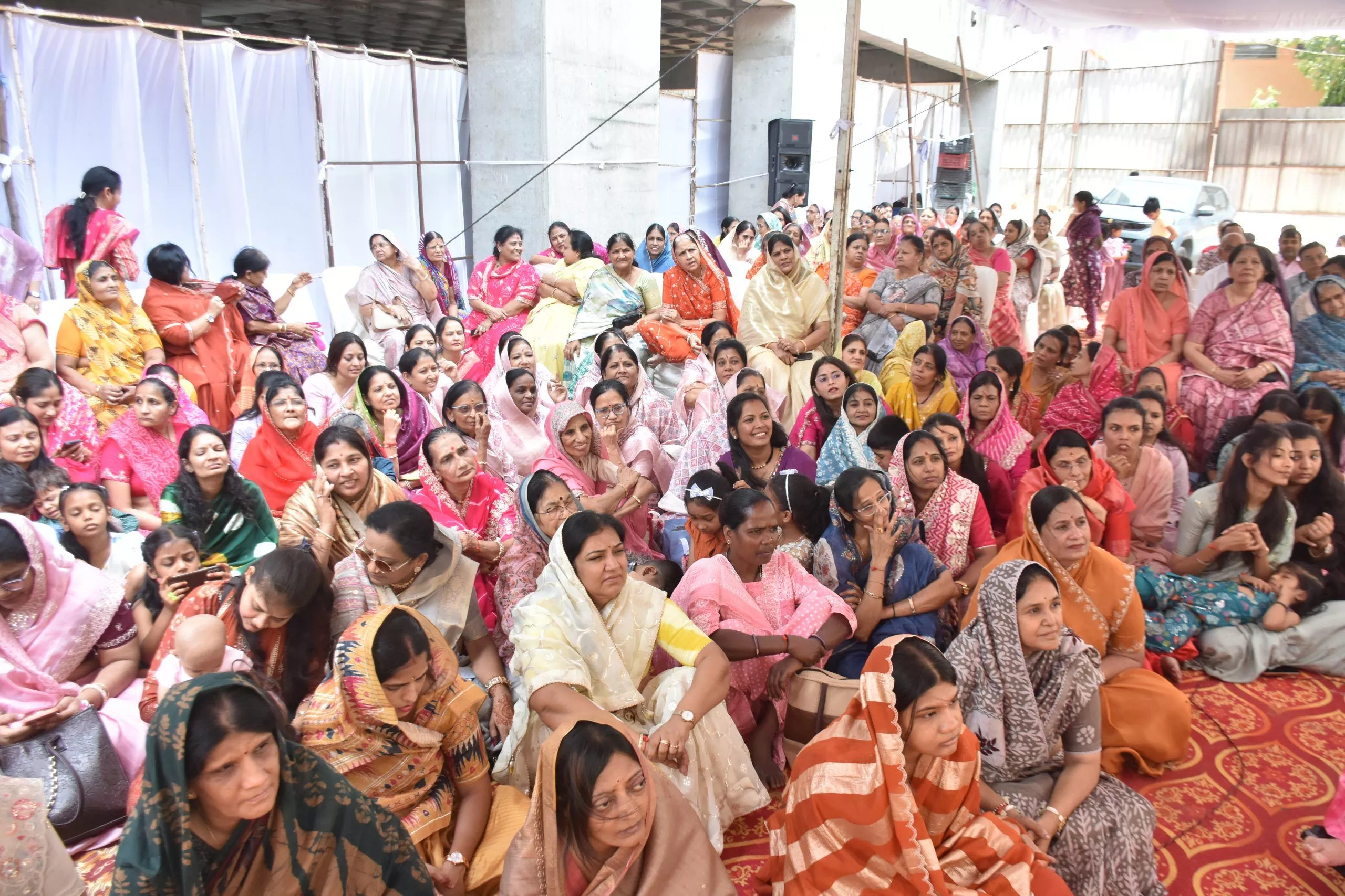 जैन मंदिर शिलान्यास समारोह में श्रद्धालु