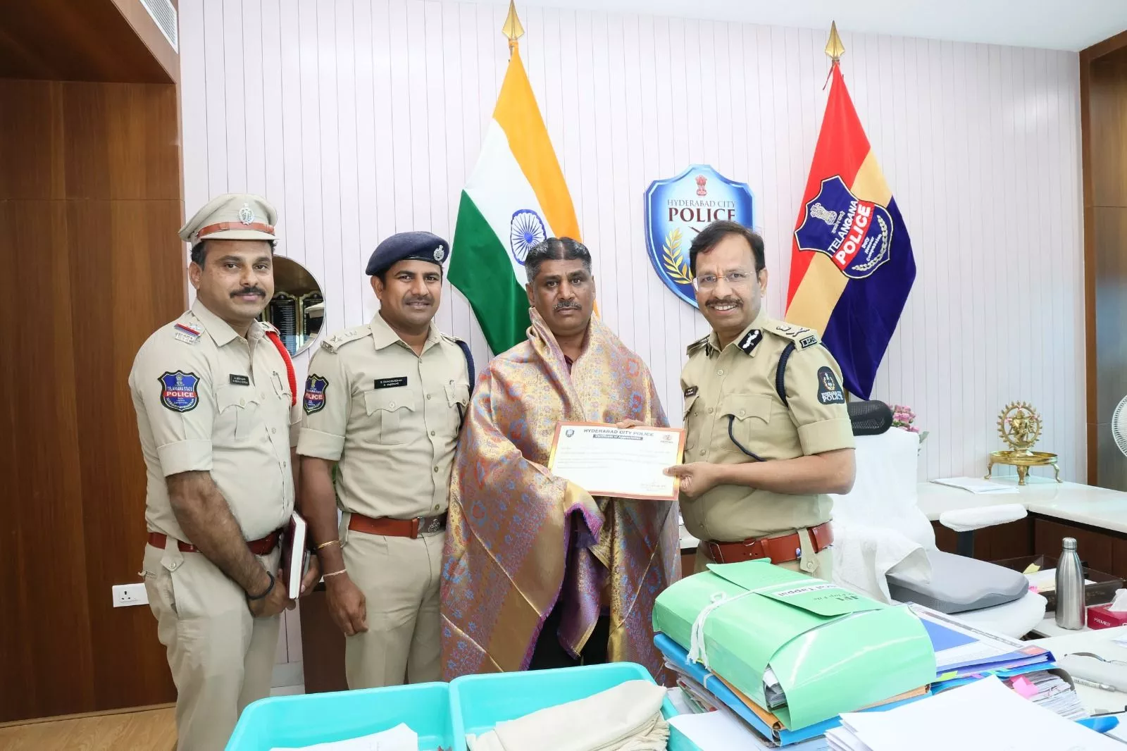 हैदराबाद में चेन स्नैचर पकड़ता ऑटो चालक